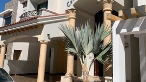 Um edifício com uma placa que diz 'Casa de Shiree'.