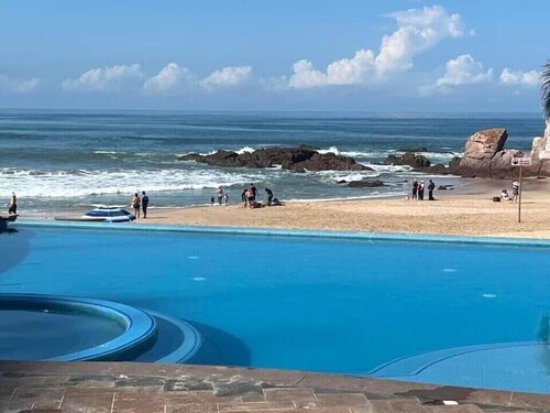 YOU CAN BE IN THE POOL SWITH A BEAUTIFULSUNSET AND BEAUTIFUL FROM MAZATLAN