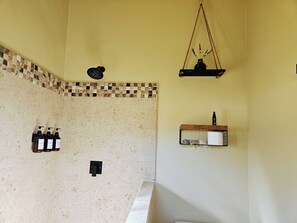 Douche, sèche-cheveux, serviettes fournies, savon