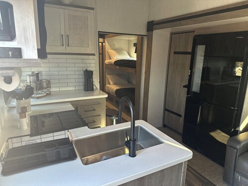 Glamping with gorgeous sunset views, trolley to all wineries