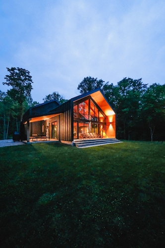 Black Oak Lodge: A Private Lakeside Retreat