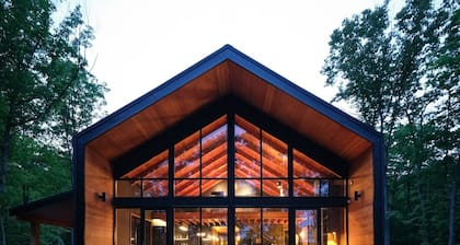 Black Oak Lodge: A Private Lakeside Retreat