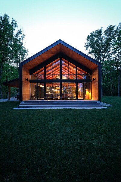 Black Oak Lodge: A Private Lakeside Retreat