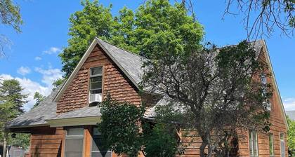 Comfy, Charming 4-Bedroom Victorian Home in Central Helena - Vacation or Work