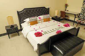 6 bedrooms, iron/ironing board, WiFi, bed sheets