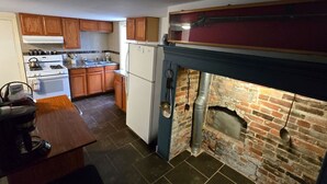 Wasserkocher mit Kaffee-/Teezubehör, Kühlschrank, Mikrowelle, Ofen