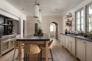 冷蔵庫、電子レンジ、オーブン、コンロ