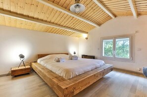 2 bedrooms, iron/ironing board, travel cot, WiFi