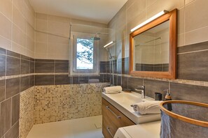 Dusche, Haartrockner, Handtücher, Toilettenpapier