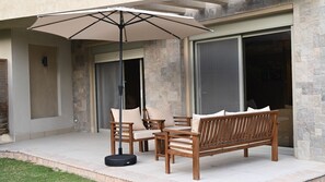 Studiosvit för familj - utsikt mot trädgården | Vardagsrum