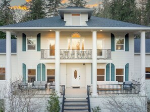 Exterior - Large Groups Welcome! 4100sq feet! Giant hot tub, game room, views! (Eugene)