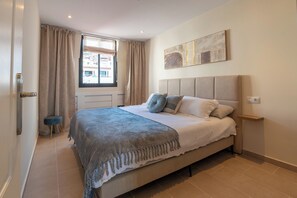 2 bedrooms, in-room safe, iron/ironing board, travel crib - 2BR Luxury Apartment with Sea View in Los Cristianos (Los Cristianos)