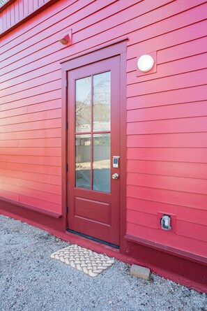 Exterior detail - DelightfulDesign-WalkToEats&Drinks-PvtBalcony-Pets (Raleigh)
