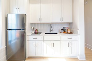 Jääkaappi, mikroaaltouuni, liesi, kahvin-/teenkeitin