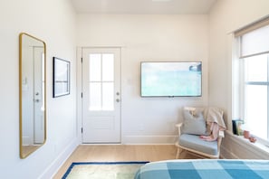 1 bedroom, iron/ironing board, WiFi, bed sheets - DelightfulDesign-WalkToEats&Drinks-PvtBalcony-Pets (Raleigh)