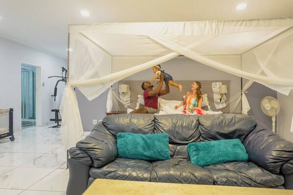 3 habitaciones, tabla de planchar con plancha, wifi y ropa de cama 