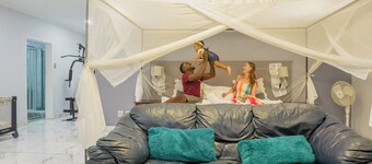 Charming 3-bedroom resort with Garden, swimming pool, WiFi, AC in Livingstone