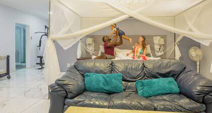 Charming 3-bedroom resort with Garden, swimming pool, WiFi, AC in Livingstone