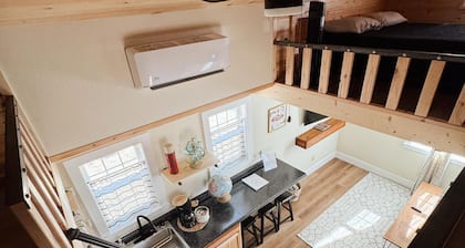 Lela - Fully Furnished 6 Person Cottage for short or mid-term stays