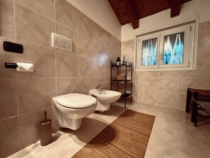 Shower, hair dryer, bidet, towels - MANSARDA SPADONE (Musso)