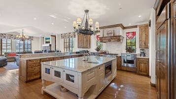 Køleskab, mikrobølgeovn, ovn, kogeplade