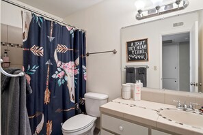 Secadora de cabello, toallas, jabón, shampoo