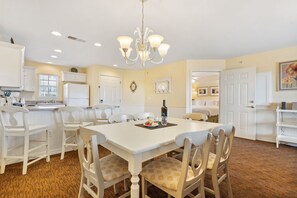 Dining - Expansive Lake Access Condo-Free Daily Tickets-Peaceful Views-Cmty Pool-Mini Golf (Kimberling City)