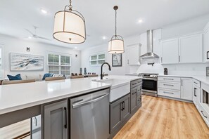 Fridge, microwave, oven, stovetop - Pet-Friendly/Boat Slip| Outdoor Pool | Fenced-In Backyard | Innerarity Point (Pensacola)