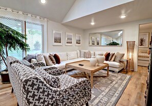 Smart TV, fireplace - Charming Lakefront Home~Hot Tub~Firepit~Lg Covered Deck (Fayetteville)