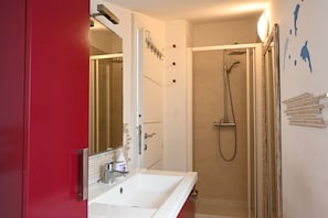 Shower, bidet, towels - PP01 - Porto Potenza, new sea front apartment with panoramic terrace (Porto Potenza Picena)