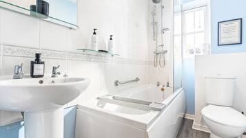 Combined shower/bathtub, deep-soaking bathtub, free toiletries