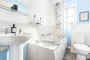 Een bad/douchecombinatie, een diep bad, gratis toiletartikelen