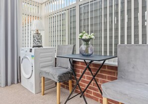 Interior - 2 Bedrooms - 3 Beds - Quiet Retreat - Parking (Stafford)