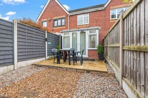 Outdoor dining - 2 Bedrooms - 3 Beds - Quiet Retreat - Parking (Stafford)