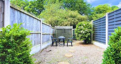 2 Bedrooms - 3 Beds - Quiet Retreat - Parking