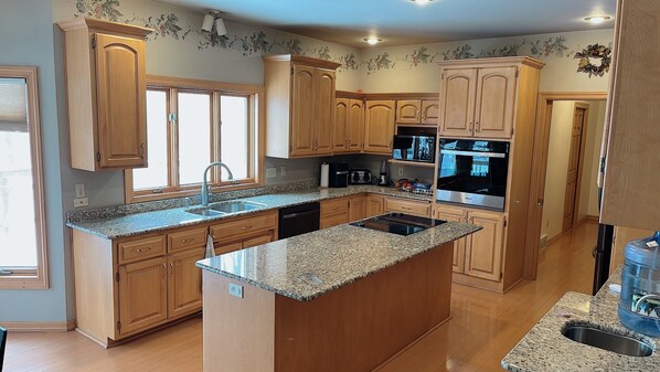 Microwave, oven, stovetop, dishwasher - 5 Bed/ 4 Bath 2.9 Miles to Lambeau Field and 1.9 Miles to Green Bay Airport . (Green Bay)