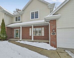 Exterior - 5 Bed/ 4 Bath 2.9 Miles to Lambeau Field and 1.9 Miles to Green Bay Airport . (Green Bay)