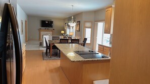 Dining - 5 Bed/ 4 Bath 2.9 Miles to Lambeau Field and 1.9 Miles to Green Bay Airport . (Green Bay)