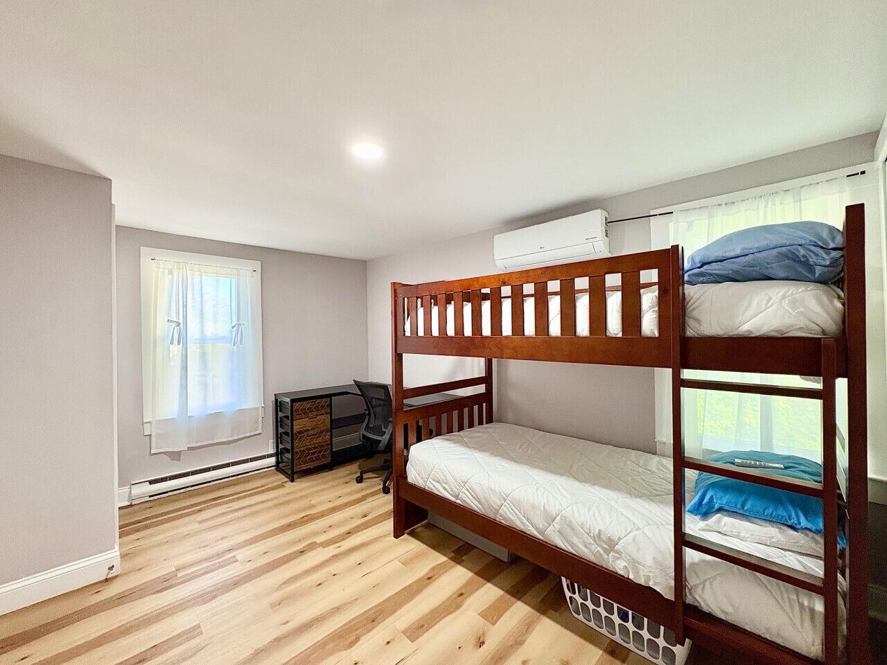 2 habitaciones, escritorio y tabla de planchar con plancha 