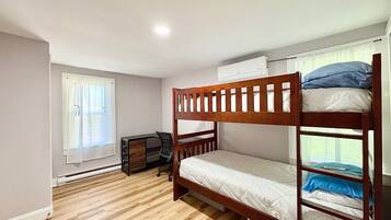 1 habitación, escritorio, tabla de planchar con plancha y cuna de viaje