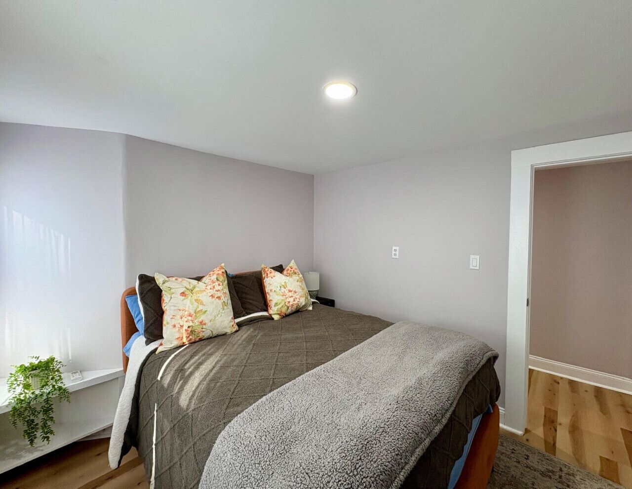 2 bedrooms, desk, iron/ironing board, travel crib