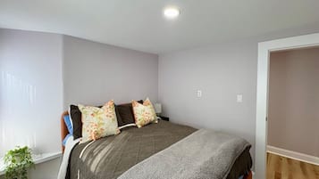 2 bedrooms, desk, iron/ironing board, travel crib