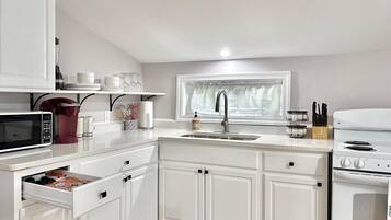 冰箱、微波炉、烤箱、炉灶