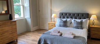 House - Sleeps 6 - central location - private garden & pet friendly