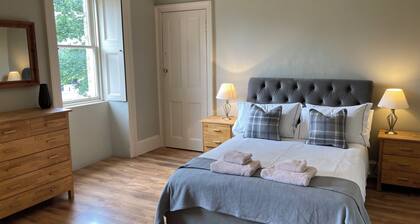 House - Sleeps 6 - central location - private garden & pet friendly