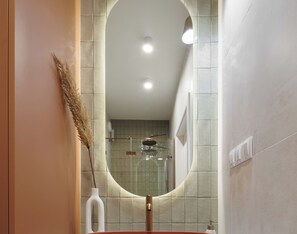 Shower, hair dryer, towels - Kępa Mieszczańska Deluxe Studio (Wroclaw)