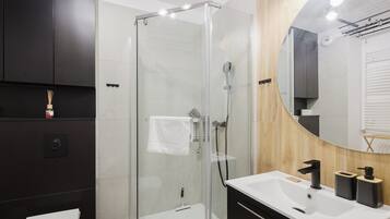 Dusche, Haartrockner, Handtücher, Seife