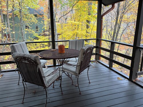 Spacious 5-bedroom house in a mountain hollow in Wintergreen Resort.