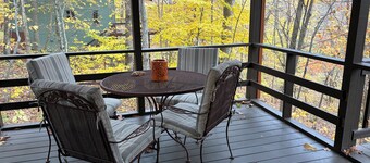 Spacious 5-bedroom house in a mountain hollow in Wintergreen Resort.