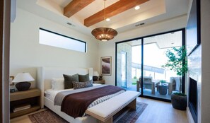 8 bedrooms, desk, iron/ironing board, travel crib